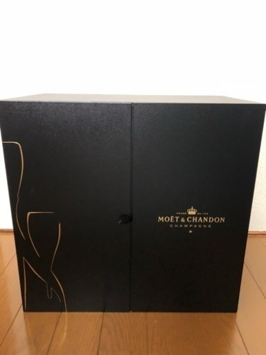 MoetシャンパンフルートグラスとゴールドメタルChandalierスタンド