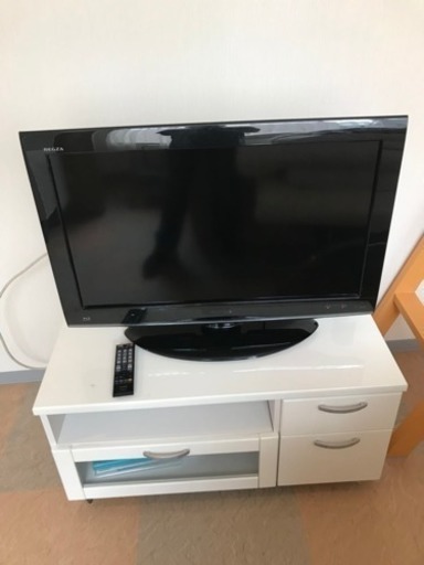 ガラステーブルと32型テレビセット