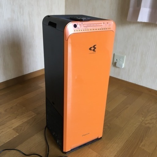 スリムなオレンジ色の加湿空気清浄機