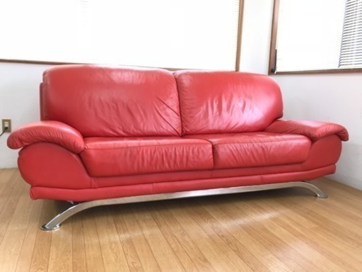 真っ赤な本革ソファ