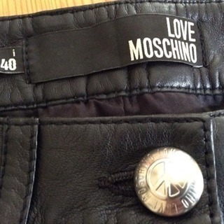 再掲：LOVE MOSCHINOのレザーショートパンツ。
