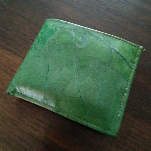 日本未発売 イギリスの新技術で製作した葉で出来た財布