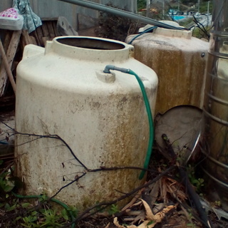 農業用水タンク２個（グラスファイバー製？）