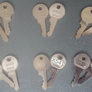 ［ウチダ製］中古スチールロッカー6人用（スペアキー付き