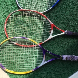 子供用テニスラケット十分経年劣化あり 練習や壁打ち遊びにどうぞ ゴム紐付きのボールも出品中 我楽多めちゃんこ市 各務原のテニス の中古あげます 譲ります ジモティーで不用品の処分