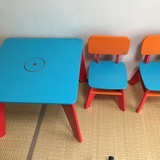 子供机、椅子２つ