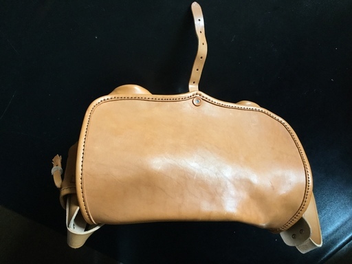 革製ショルダーバック去年秋買ったものです。二回ほど持って出ましたが、やはり大きい。値下げします。