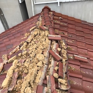 大阪北部地震の緊急応急処置でお困りの方へ屋根修理・雨漏り修理の事なら、何でも「雨漏りレスキュー」へご相談下さい。の画像