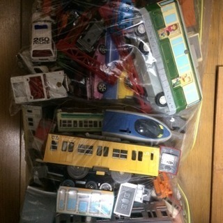 電車と車のおもちゃ