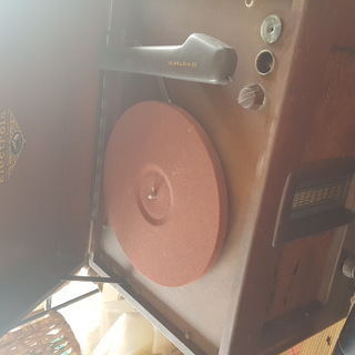 昭和レトロな雰囲気の「蓄音機」はいかがでしょうか。