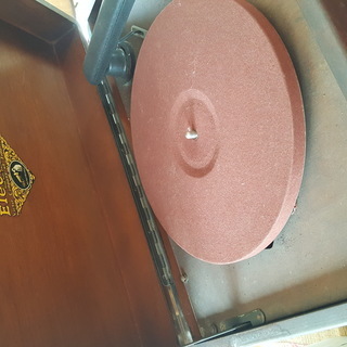 昭和レトロな雰囲気の「蓄音機」はいかがでしょうか。