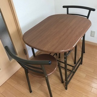 ダイニングテーブルと椅子2脚のセット