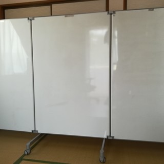 ■中古超希少■限定1台■格安【3連ホワイトボード】【自立式】【キャスター付】【2016年製】パーテーション・目隠し代わりにも使えます。