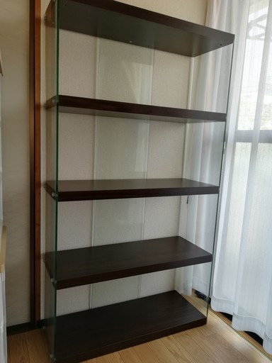 ■おしゃれ本棚■木目とガラス製　作りも重厚で、収納家具としても部屋のインテリアとしても重宝できます