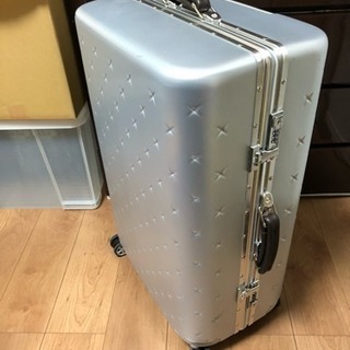 キャリーケース、スーツケースです。