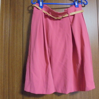 ピンクのベルト付きスカート　美品です。