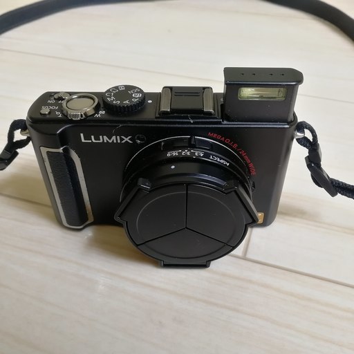 【高級コンデジ】カールツァイス製レンズのルミックス/ＬＵＭＩＸ－ＬＸ－３【説明書他，新品購入時の付属品すべてあります】【★自動開閉オートレンズキャップ付:】【★クールにきまるシューカバー付】ブラック DMC-LX3 Carl Zeiss Lens