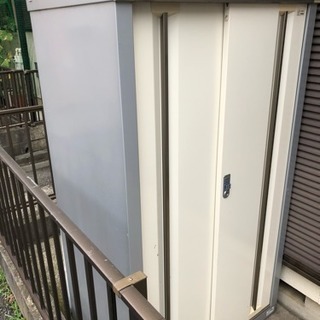 イナバ物置 縦型 仕切りあり 7/22まで 値引き要相談 イナバ物置 縦型 仕切りあり 7/22まで 値引き要相談