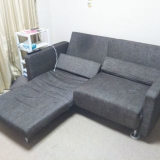 ３年落ちのBoConceptのソファーとパイン材シングルベッドフレーム
