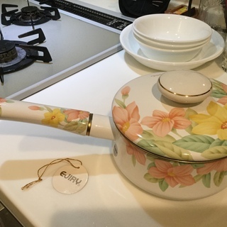 【新品】ホーロー片手鍋（16センチ）白地に花柄