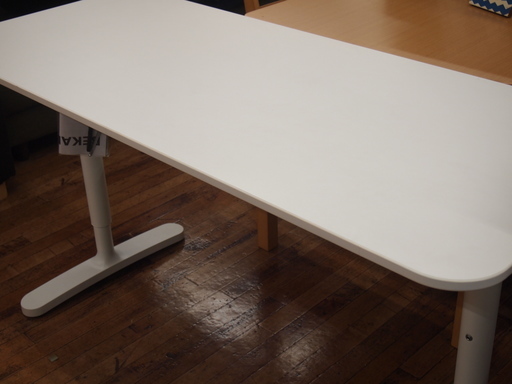 IKEAのデスクテーブル「BEKANT」！