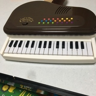 おもちゃの電子ピアノ探してます！！