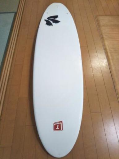 【セミロングボード】 テイクオフが早く、初心者の方でもすぐに乗れます。湘南での小波遊びや、サーフィンを初めたい方