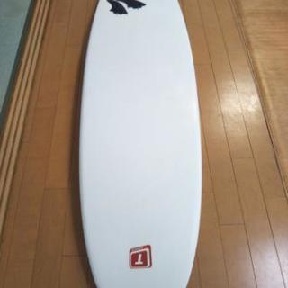【セミロングボード】　テイクオフが早く、初心者の方でもすぐに乗れます。湘南での小波遊びや、サーフィンを初めたい方