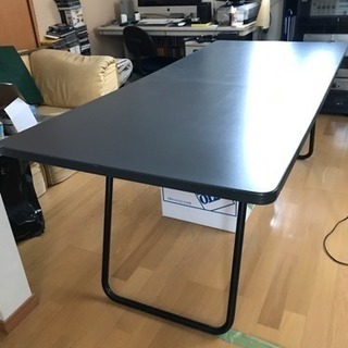 作業用の大きめのテーブル