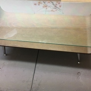 低めのガラステーブル
