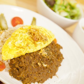 ふわとろっ！チーズ入りオムレツのせキーマカレランチ☆