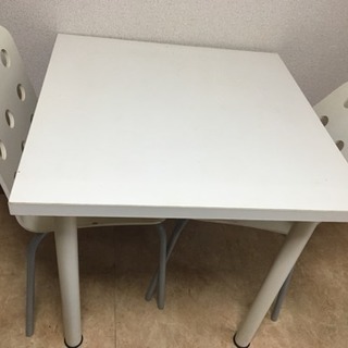 IKEAのテーブルと椅子セット