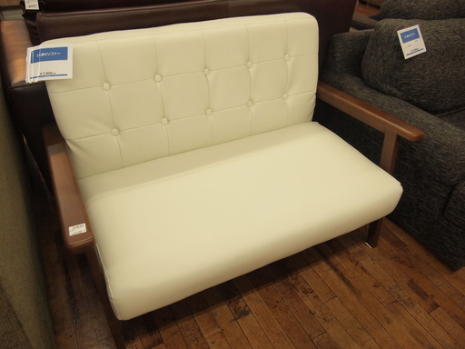 シンプルなデザインの二人掛けソファー！