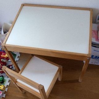 子供用のテーブルと椅子