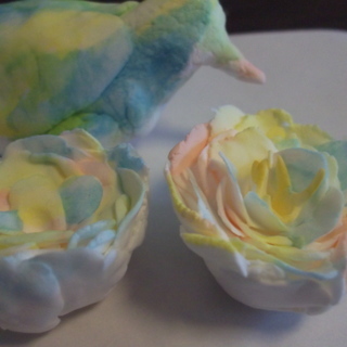 紙粘土の花と鳥　