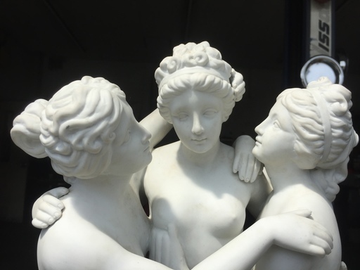 ギリシア神話とローマ神話に登場する美と優雅を象徴する三人の女神　三美神の置物　アントニオ・カノーヴァ