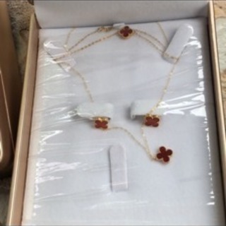 四つ葉18kローズゴールド ピアスとブレスレット