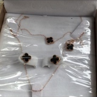 四つ葉18kローズゴールド ピアスとブレスレット