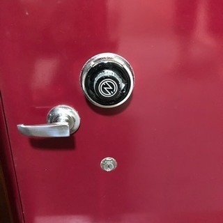 隠し金庫付きのローキャビネット