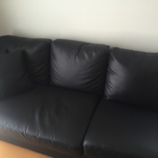 黒のレザーのソファー（2~3人掛け）
