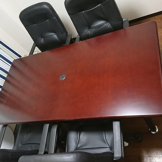 オフィス　会議用テーブルと椅子のセットです。