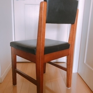 木製椅子　茶色　座面黒革