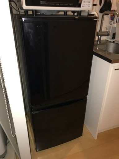 中古】SHARP 冷蔵庫 黒 137L 一人暮らしサイズ ドアの開く向き変更可能 