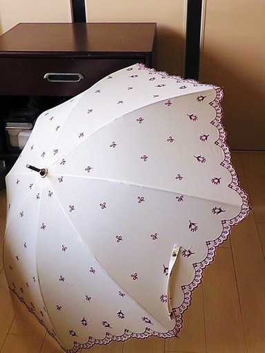 刺繍のかわいい日傘 オフ白地に赤の小花刺繍チロル風花柄スカラップ うずら 世田谷の小物 長傘 の中古 古着あげます 譲ります ジモティーで不用品の処分