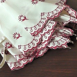 刺繍のかわいい日傘◆オフ白地に赤の小花刺繍チロル風花柄スカラップ