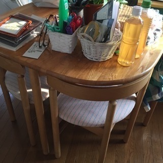 テーブル＋椅子四脚(物がのってる写真でごめんなさい。