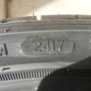 新品タイヤ  215/40R 18 4本