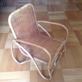 子供用の藤製の椅子