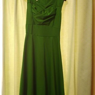 緑色のワンピースドレス