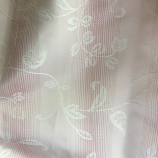 ピンクのリーフ柄遮光カーテン